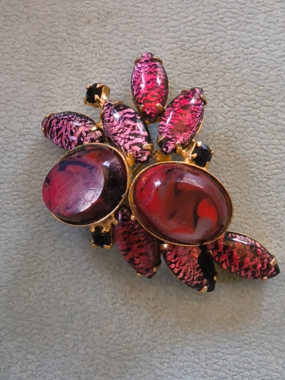 VINTAGE  PIN MAKER UNKNOWN  BEAUTIFUL COLORS